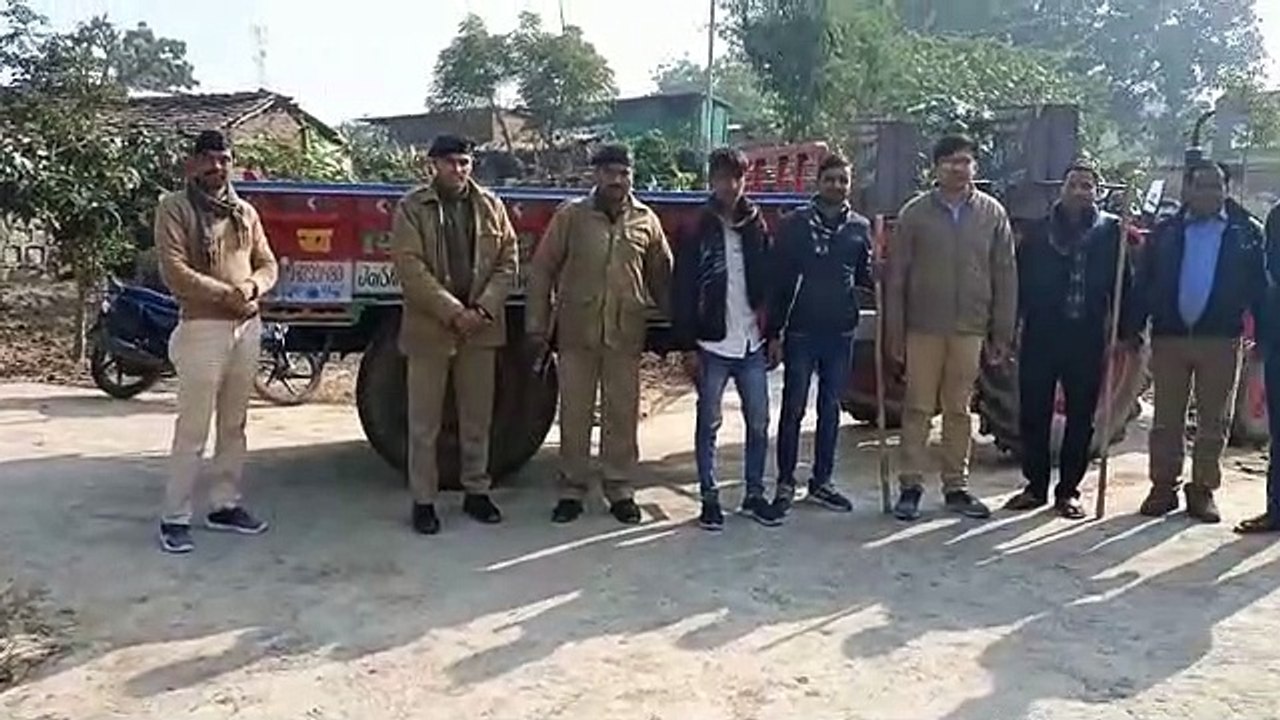 illegal gravel mining : वन विभाग की टीम को देखा तो बजरी खाली करके दौड़ा लिया टै्रक्टर। देखे वीडियो