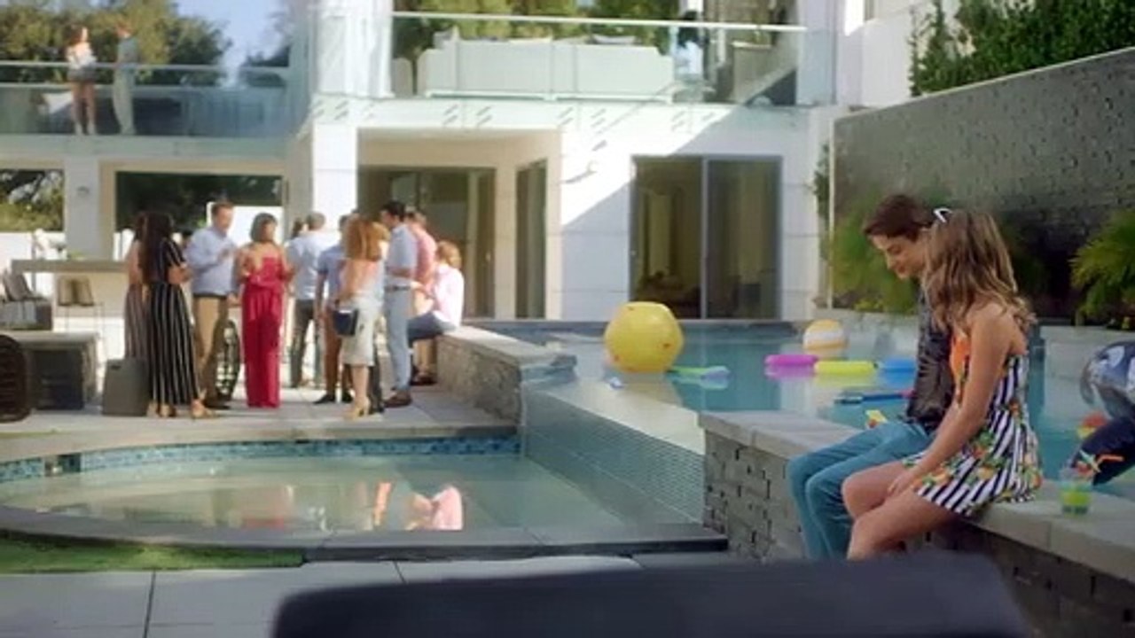 Chicken Girls Saison 4 - Chicken Girls - Bande Annonce (EN)