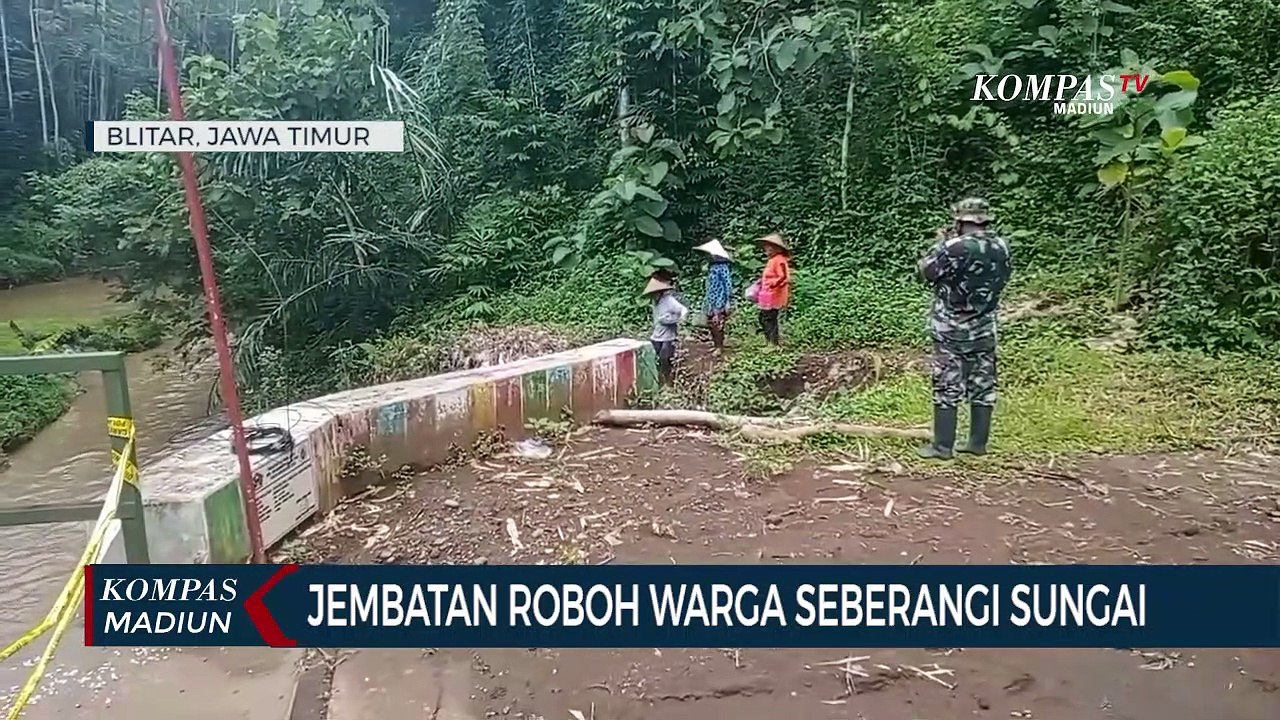 Jembatan Roboh Warga Seberangi Sungai