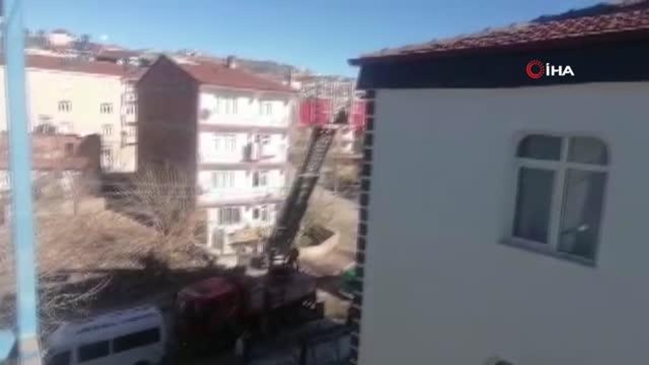Son dakika haber! Elazığ'da çatıda mahsur kalan kedi için HAYDİ ve itfaiye ekipleri seferber oldu