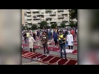 صلاة العيد بنظام التباعد الاجتماعي
 من إحدي الساحات في روما