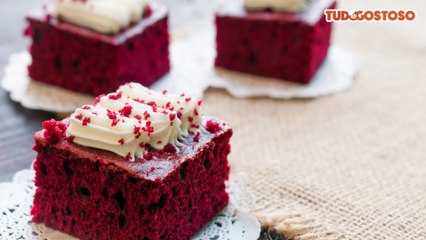 Bolo red velvet com nozes