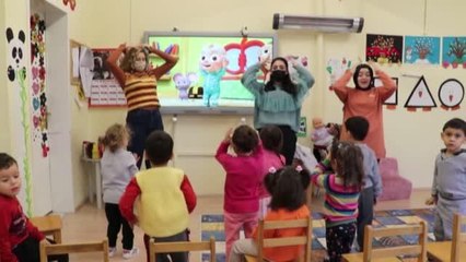 ANNESİNİN MÜDÜR OLDUĞU OKULDA GÖNÜLLÜ İNGİLİZCE EĞİTİMİ VERİYOR