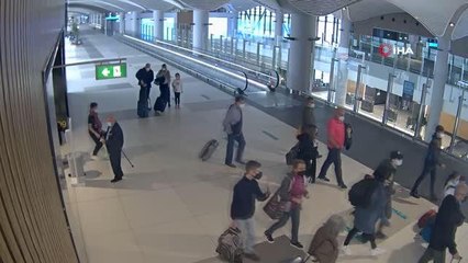 Uyuşturucu bağırsaklarında patlayınca yakayı ele verdi... O anlar kamerada