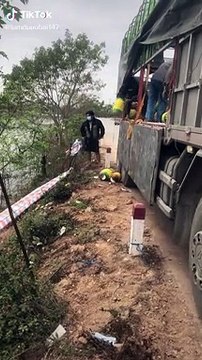 Xôn xao clip vứt mít xuống ao vì kẹt cửa khẩu: Nhìn tiếc quá