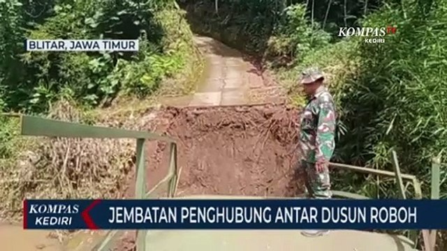 Jembatan Penghubung Antar Dusun Roboh, Warga Terpaksa Sebrangi Aliran Sungai
