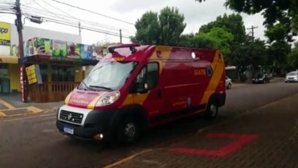 Mulher, de 62 anos, é socorrida após sofrer queda em calçada