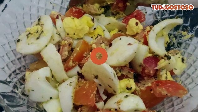 Salada de tomate com ovo cozido