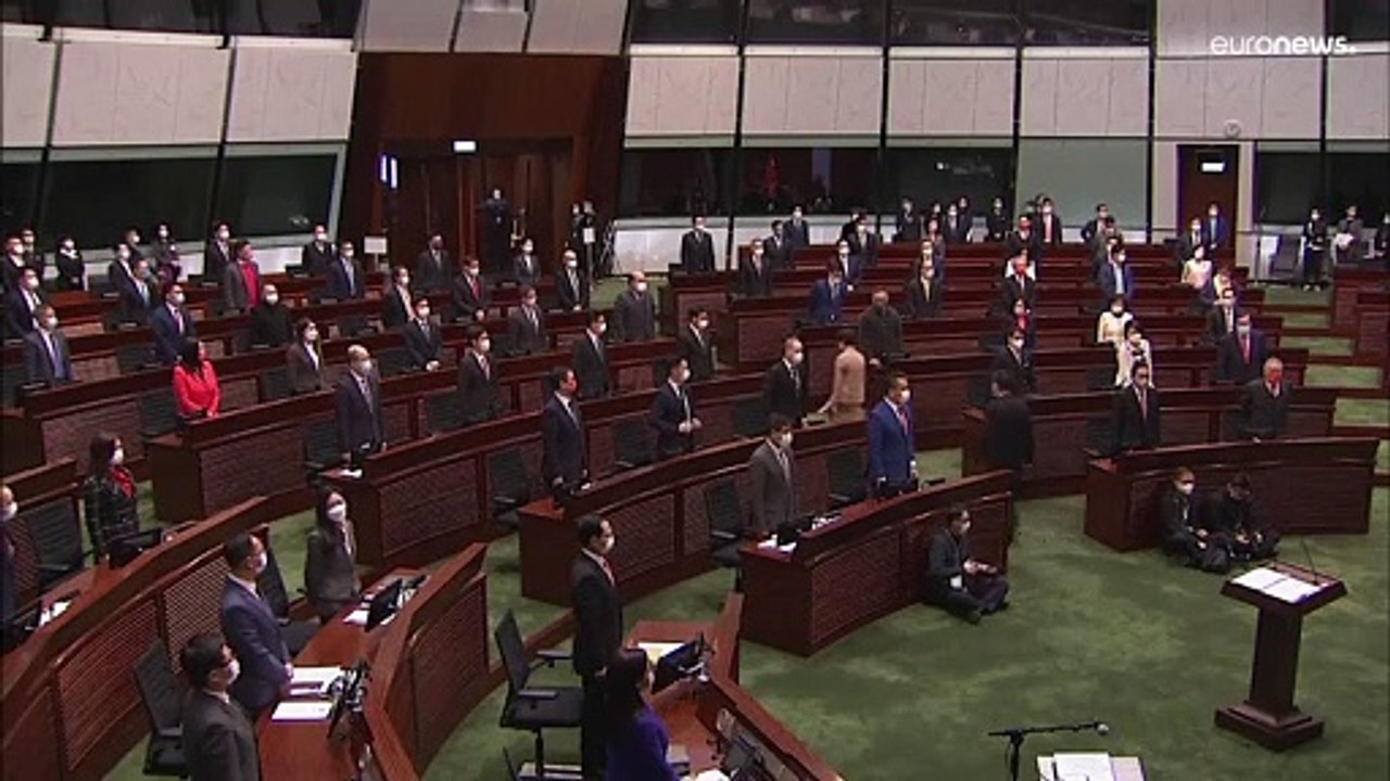 "Apenas patriotas" tomam posse em Hong Kong enquanto jornal fecha as portas