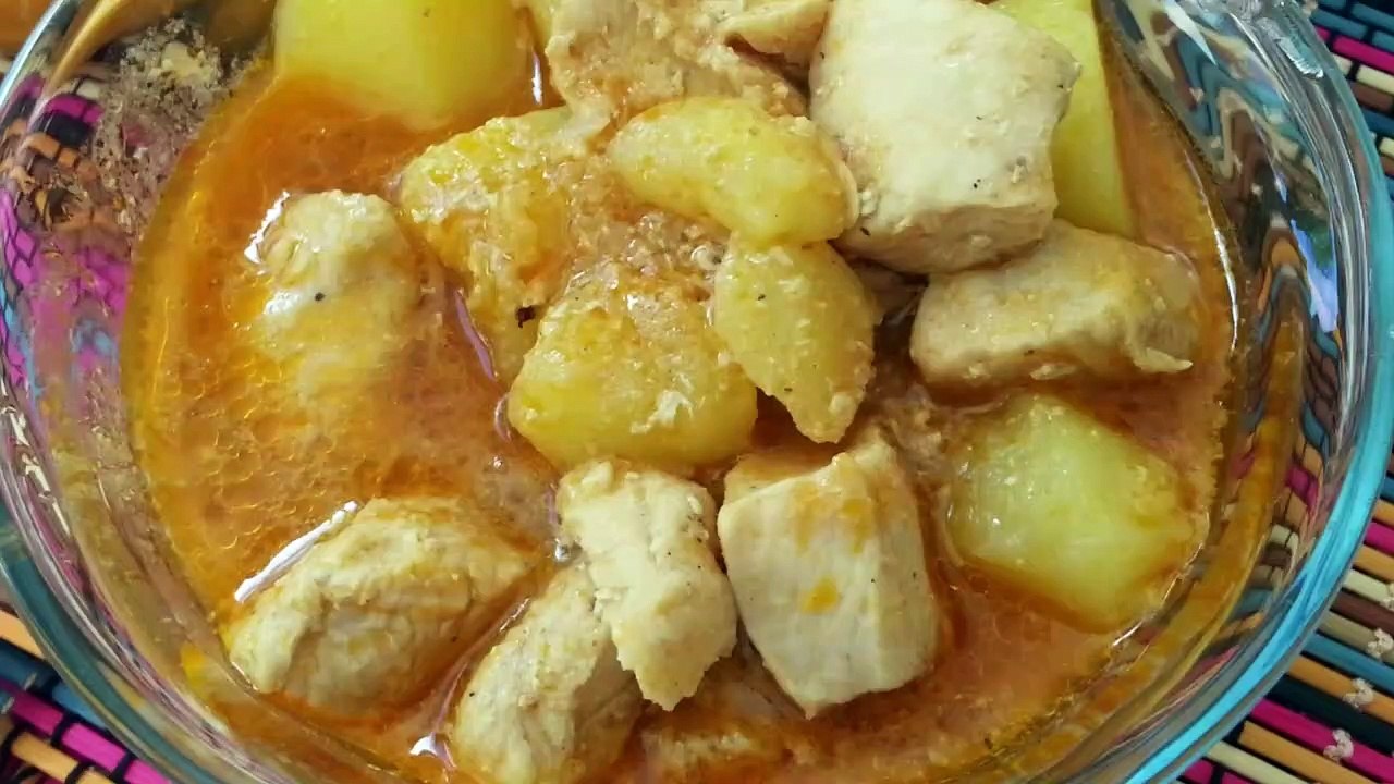Frango cozido com batatas e caldinho
