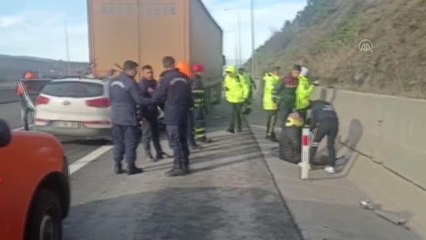 Anadolu Otoyolu'nda tıra çarpan cipteki 2 kişi yaralandı