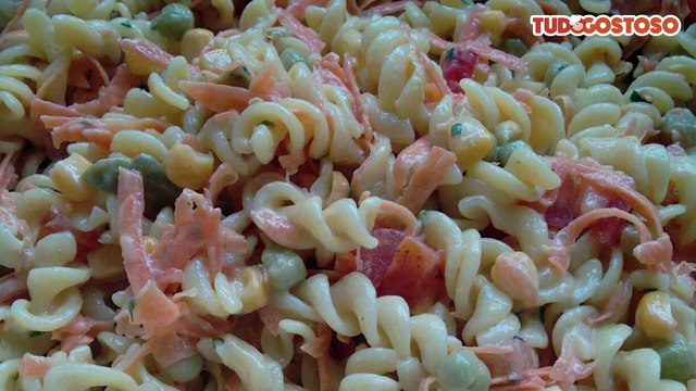Salada de macarrão com peito de frango e molho de creme de leite