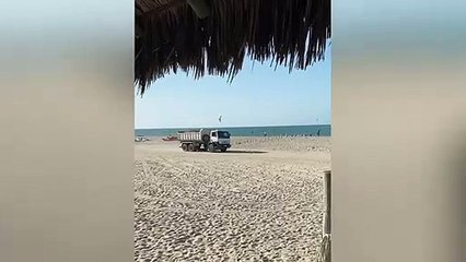 Tải video: Carros, caminhões e tratores: Trânsito de veículos na orla da Praia do Preá