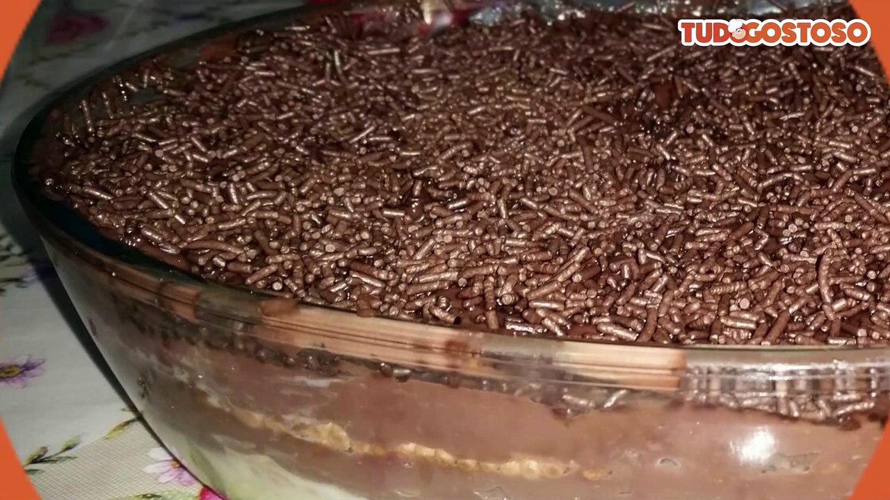 Pavê de bolacha maisena com creme branco e creme preto