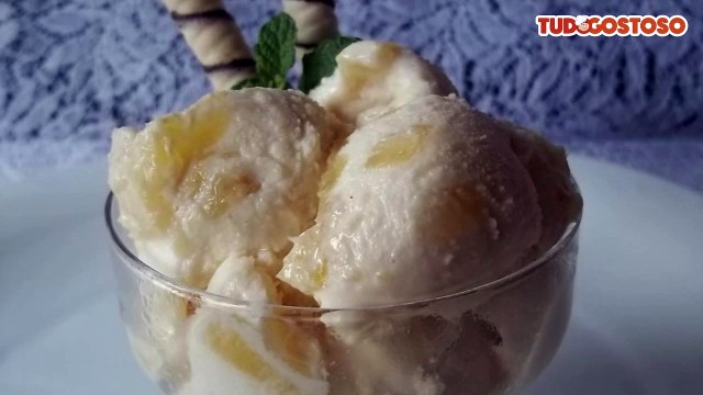 Sorvete cremoso de abacaxi