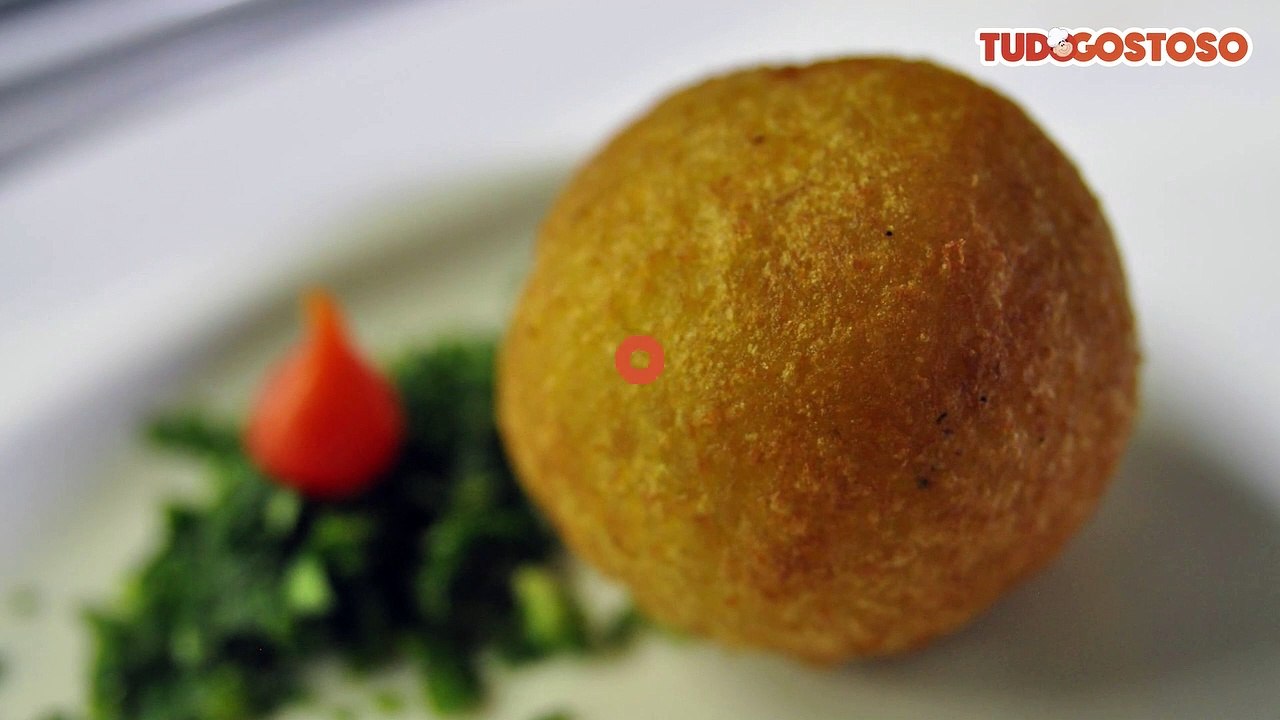 Bolinho de mandioca com recheio de carne seca