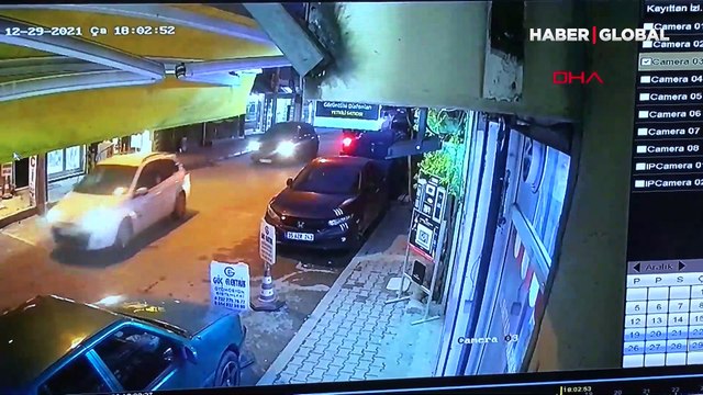 İzmir'de müşterisine ürün gösteriyordu, içeriye önce uyuşturucu şüphelisi ardından polis girdi! O anlar kamerada