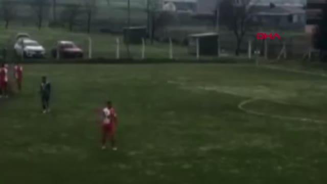 KIRMIZI KART GÖREN FUTBOLCU, YERDE YATAN RAKİBİNİN YÜZÜNE TEKME ATIP YARALADI