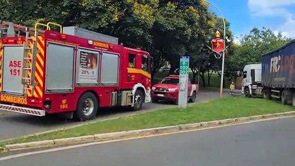 Carreta fica atolada em canteiro da tesourinha da 102/302 Sul e  interdita parcialmente a pista