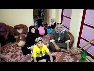 أسرة الشهيد علي على  تتابع مسلسل الاختيار في الدقهلية