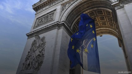 Le déploiement du drapeau européen sous l'Arc de Triomphe crée une polémique