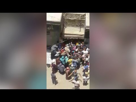 زحام على محل لبيع السجائر في السويس