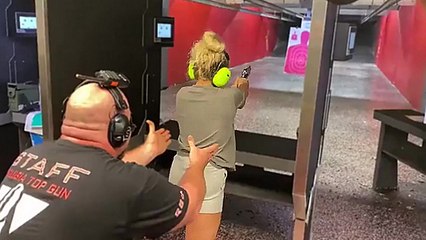 Une femme tir avec un gros calibre