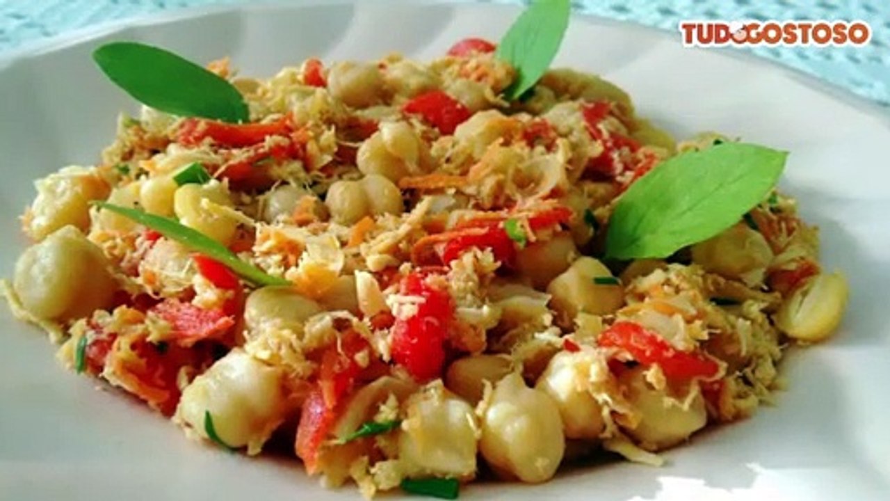 Salada de grão de bico com frango