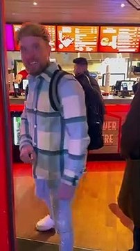 Ce magicien obtient un repas gratuit sil réussit son tour de carte face à un vendeur de fast-food