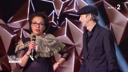 Les parents de Bigflo et Oli montent sur la scène des Victoires de la musique pour recevoir le trophée de leurs fils