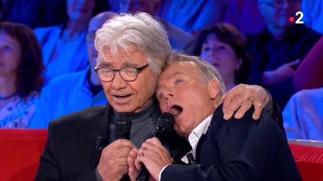 Franck Dubosc et Daniel Guichard partagent un duo complice sur l'un des titres cultes du chanteur