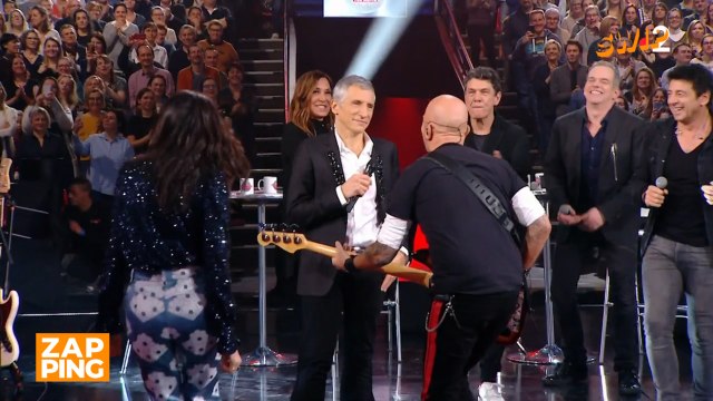 Poussé par Patrick Bruel et Pascal Obispo, Nagui chante Queen dans le Taratata spécial Téléthon