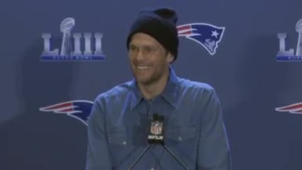 Superbowl LIII - Un chanteur de ukulélé interprète "We are the champions" à Tom Brady