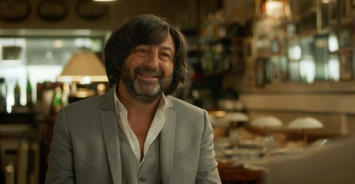 Just a Gigolo : Kad Merad avec une coupe au carré... On n'était pas prêt !