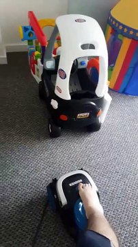 Hilarant : ce bébé veut aussi passer l'aspirateur