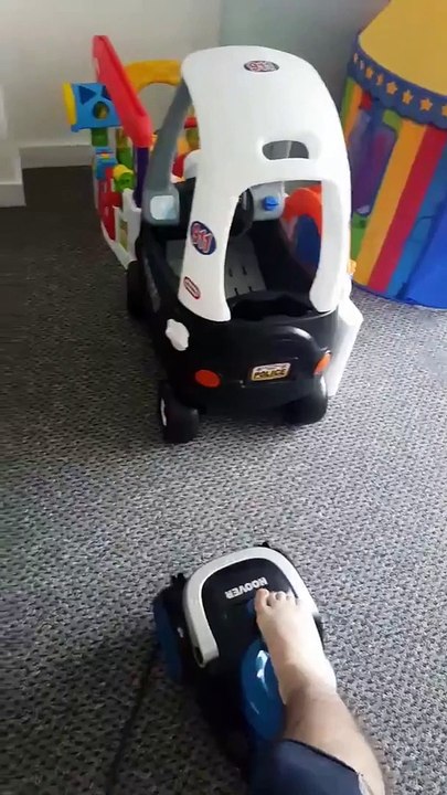 Hilarant : ce bébé veut aussi passer l'aspirateur