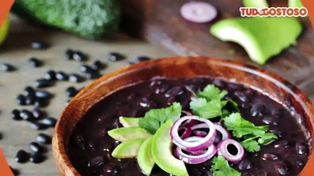 Feijão preto na panela de pressão