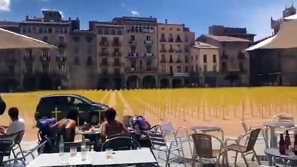 Un coche embiste las cruces amarillas 'indepes' de Vic