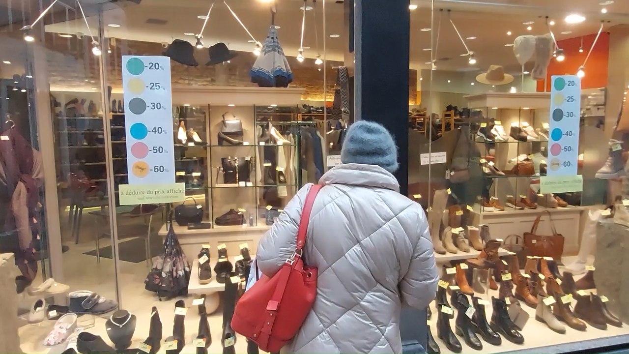 Liège : les gens bravent la pluie pour le lancement des soldes
