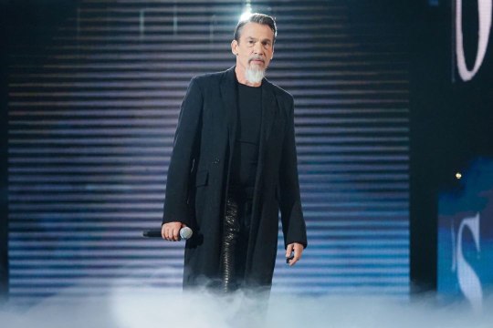 Florent Pagny fustige la statue à l'effigie de Johnny Hallyday sur l'esplanade de l'Accor Arena