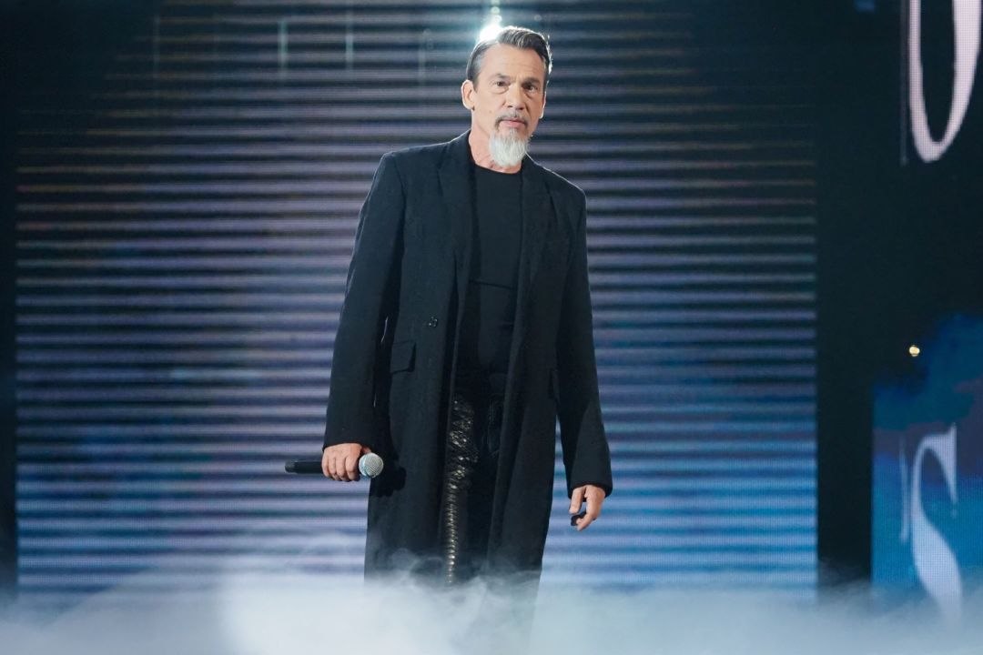 Florent Pagny fustige la statue à l'effigie de Johnny Hallyday sur l'esplanade de l'Accor Arena