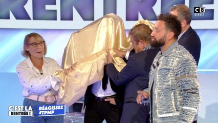 Cyril Hanouna découvre sa statue de cire pour le Musée Grévin en direct de TPMP