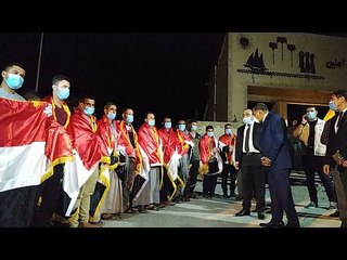 لحظة وصول 23 مصريا من ليبيا بعد إنهاء أزمة احتجازهم