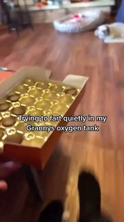 Il fait une mauvaise blague avec l'appareil à oxygène de sa grand-mère !