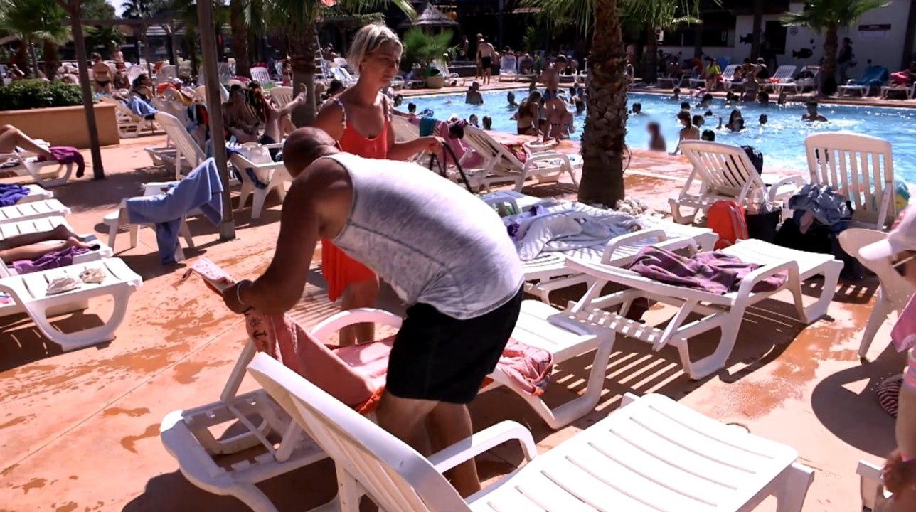 Vive le camping (6Ter) : l'objectif de cette famille ? Trouver des transats libres au bord de la piscine !
