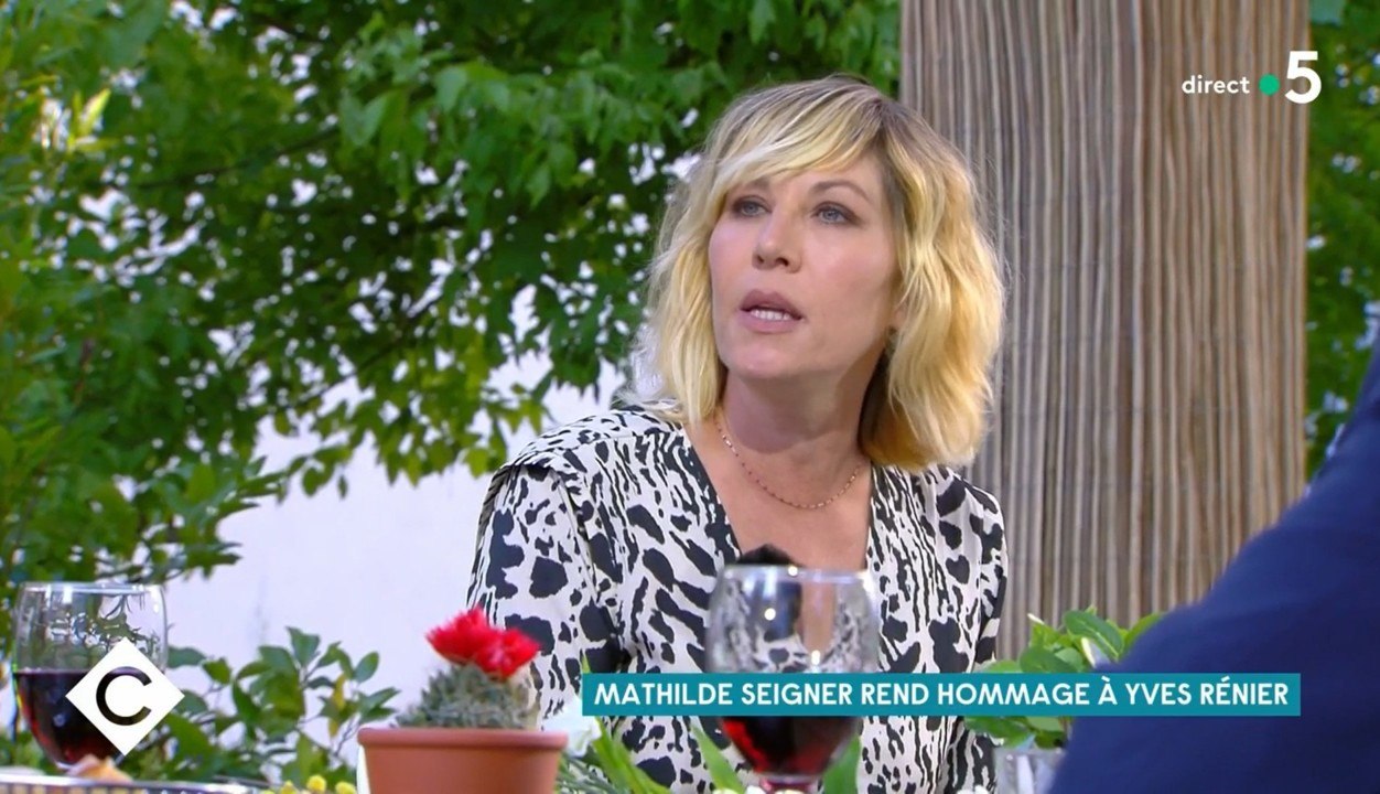 Mathilde Seigner rend hommage à Yves Rénier dans C à vous