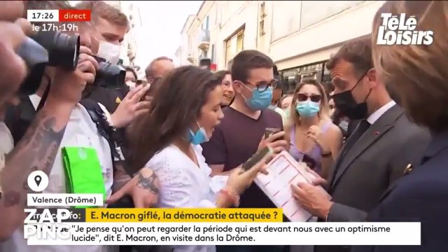 Après sa gifle, Emmanuel Macron est interpellé par un lycéen en plein bain de foule