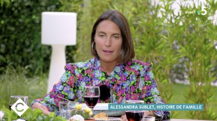 CAV la grosse bourde d’Alessandra Sublet avec Pierce Brosnan