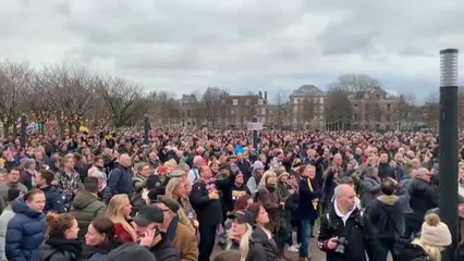 Cientos de negacionistas son disueltos por la fuerza en Ámsterdam