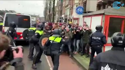 La policía utiliza la fuerza para disolver las protestas en Holanda contra el Covid